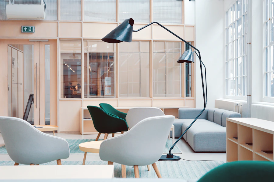 Interior de estúdio com luz suave, plantas e mesa de trabalho de madeira